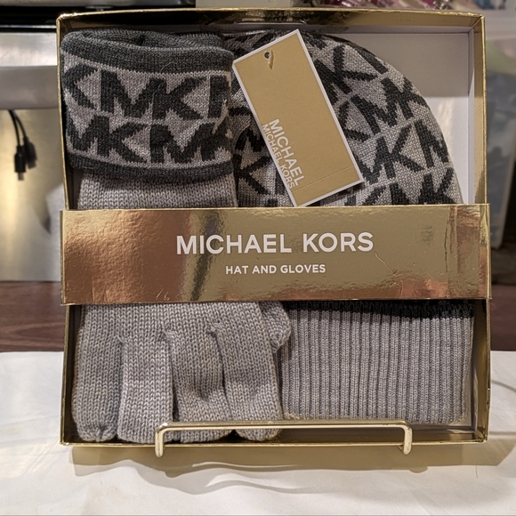 BRAND NEW IN BOX Michael Kors Gray logo BRAND NEW Hat And Gloves Set - Picture 3 of 4